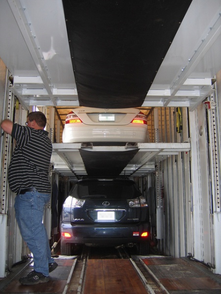 File:Enclosed car shipping 2298.jpg